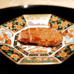 膳処末富 - ●ウイスキー樽で燻した牛タン
      樽の甘さ、香り、水分を纏わせながら焼かれたもの。