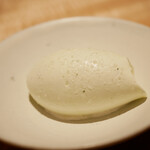 膳処末富 - セロリは香りのみで苦味は粗塩から感じさせるという味の足し算。粗塩もしっかり美味しい〆のアイス。