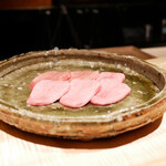 膳処末富 - 本日の牛タン、これから下味を付けて焼かれていきます。