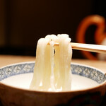 膳処末富 - 薪の香りがしっかりと伝わり、もっちりとした一本がえんみと香りでじっくり味わいの深まる究極の薪うどん。