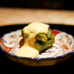 膳処末富 - ●アスパラガス
      ホエー、味噌、卵黄をソースとしてあしらったヒトサラ。 農家さんより直接仕入れるこだわり。