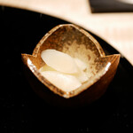 膳処末富 - ◯ガリ
      弾けは弱く、みずみずしく甘みが広がり、後味に酸味を響かせて。