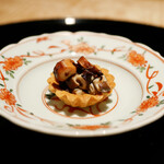 膳処末富 - ●蛸と椎茸のタルト
      蛸の柔らか煮と薪焼きした椎茸のタルト。