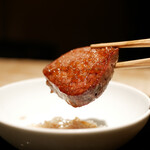 膳処末富 - しなり方を見ても想像できるように、軽い咀嚼だけで歯切れするほど！ 繊維の一つひとつから旨味が滲むようにあふれ、噛みしめるほどにやわらかく降りてくる玉ねぎの甘み、香りと交わり極上の味覚をつくる！