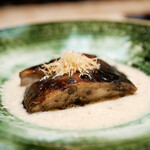 膳処末富 - 濃厚なソースに浮かぶキノコはさらに色濃い旨味を纏い、口で噛みしめるとみずみずしく旨味を炸裂！ 持たせた水分量がより味に深いコクを与え、メインディッシュにも引けを取らない堂々とした逸品！