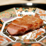 膳処末富 - 弾むようなパワフルな食感ながら、ひと噛みごとに脂を引き出し、心地よい樽の薫香に包まれる！ 下味もしっかり旨味として作用させ、味と香りに包まれ余韻高い、素晴らしい一皿。 ハイボールとの香りの相性、ぜひ感じてください。