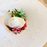 La Brianza - イタリア産ボッコンチーニカプレーゼフランボワーズビーツソース柚子の泡。定番カプレーゼもフランボワーズが入ると一味違う美味しさですね～苺も入っていてとても楽しめました。