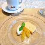 La Brianza - グランマニエ甘夏炙りスフレチーズケーキ。ディカフェコーヒーと。Sさんのドルチェ美しい盛り付け美味しい美味しい(*˘︶˘*).｡.:*♡嬉しい〜 チーズケーキふんわりしてた～ 炙りの感じが見目美しい