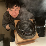 膳処末富 - 火遊びが大好きな末富信氏。笑
      料理人としても素晴らしい才能で、手掛けるお店はどれも予約困難とさせるほどの手腕の持ち主。