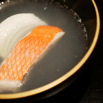 膳処末富 - 円やかな出汁は舌に纏わりつくように馴染むと、上質な旨味と昆布の香りが奥からグッと引き立つ。 やわらかな身は出汁に負けず相乗しあい、旨味に満ちる！ 玉ねぎは不思議なほどに輪郭を残しつつ、その甘さが口の中で際立つほど。 実に綺麗なお椀でした。