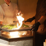 膳処末富 - 藁焼きされる空芯菜がコースの始まりを告げます。