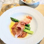 La Brianza - 北海道ジェットファーム長谷川さんのアスパラガスフランス産生ハムお豆のスープ。次回予約が間空いたから長谷パラ間に合わないかしらと思ったけど間に合った喜び♡幸せ〜やっぱり超美味しい(*˘︶˘*).｡.:*