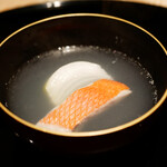 膳処末富 - ●お椀：金目鯛、玉ねぎ
      お出汁には2年熟成の利尻昆布を4日間かけて抽出。