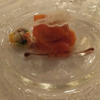 ダイニングルーム - マグロと帆立貝のタルタル仕立て。スモークサーモン包み。夏野菜のラビゴットソースで。