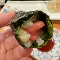 かぐら坂 新富寿司 - 中落ちを手巻きで所望。海苔は築地の金子です