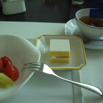 東京ステーションホテル - 果物、ケーキ、紅茶