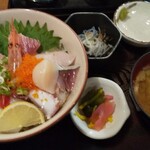 スーパー居酒屋 鳥取 だいぜん - 海鮮丼  (小鉢、漬物、みそ汁付)