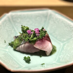 日本料理FUJI - 早くも主役登場？な鯖。
      味噌とは違う、胡瓜の仕立てもまた、鯖を爽やかにいただけて良き…
      進化は止めないですね(^^)