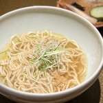 日本料理FUJI - 犯罪クラスの〆ラーメン(^^)
      この日のお魚の出汁を使ってるというだけで、贅沢の枠をはみ出しちゃうのですが、さらに天城シャモの出汁と鶏油の奥行きを加えて。