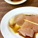 肉のまえかわ - ココは箸がないので串でつまみます。