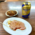 肉のまえかわ - プレモル350ml缶¥390、看板メニューのササミ¥290、カレーコロッケ¥100。