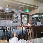 エスポアール - 入口付近と厨房側を望む