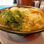 黄金の鶏白湯ラーメン（斜上から）