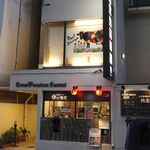 濃厚煮干しそば 麺匠 濱星 - たまに行くならこんな店は、関内駅近くで煮干し系ラーメンが看板メニューのラーメン店となる「濃厚煮干しそば 麺匠 濱星 関内本店」です。
      