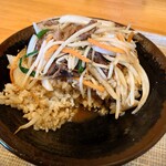 Sumibiyakinikutempuu - 肉の量も割りとある。
                      
                      この甘めの醤油味な味付けト胡麻の味わいが
                      ご飯と非常に合っててメシウマな味わいっ❕
                      
                      これは美味しいねえ❕
                      
                      そのタレも割と多くて
                      タレだけでもご飯が進みそう。