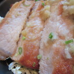 ジュイップ - 豚肉は甘めの醤油ベースで味付け