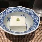居酒屋おだし - 突き出しの豆腐。クリームチーズ系の甘味があります。