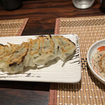 Izakaya Odashi - ニンニクギョーザ　小振りで逆に食べやすい。酢胡椒が用意されているのがオツ