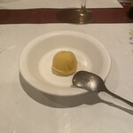 狐狸庵 - ☆口直しのジェラート
      毎回違うから、何気に楽しみにしてます♪
      今日は桃のジェラートでした！
      少しねっとりしてるけど後味はスッキリしていてウマウマ♡