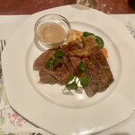 狐狸庵 - ☆極上牛フィレとロース肉のステーキ
      柔らか〜く、仕込みの手間が感じられます！
      最初は何も付けずに食べ、味変でゴマソースを付けて食べます♪
      超〜ウマウマ♡