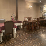 狐狸庵 - 店内は中々広く、奥は個室みたいな仕切りもあります♪
      本日も貸切で、奥の個室みたいな席に用意してくれました♪