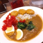 カレーショップ C＆C 秋葉原店 - 中辛カレーにほうれん草、ナゲット3個、ゆで卵をトッピング　福神漬けはかかせません
