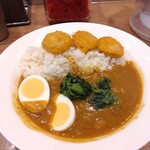 カレーショップ C＆C 秋葉原店 - 中辛カレーにほうれん草、ナゲット3個、ゆで卵をトッピング　全景