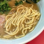 たま家 - 酒井製麺の中太麺。