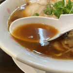 のりや食堂 - スープは濃厚過ぎず比較的あっさり目ながら、豚骨の旨みもしっかり