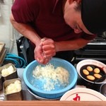 力 - タマネギを搾る店主