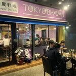 TOKYO BHAVAN - 店前にも露店のテーブル席あり
