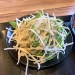 焼肉ホルモン しんみょう 精肉店 - 野菜サラダ。