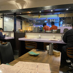 TOKYO BHAVAN - 店内カウンターを望む