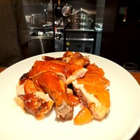 港式料理 鴻禧 - クリスピーチキンを切り分けて