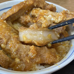 東華ファミリー - カツの断面。肉の厚いこと。