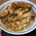 東華ファミリー - ようやくご飯が見えてきた。卵たっぷりの半熟卵ご飯といった感じ。