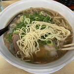 新立麺館 - 旭系のスープと薄切り豚モモ肉のチャーシューがたっぷり