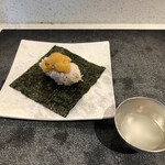 Kagurazaka Sushi Yasaka - ウニと毛蟹の海苔巻き