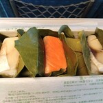 Ekibenya Matsuri - 柿の葉に包まれていた鯛、さけ、さば