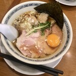 らーめん 稲荷屋 - 「ワンタンメン」(1050円)+「生卵」(50円)